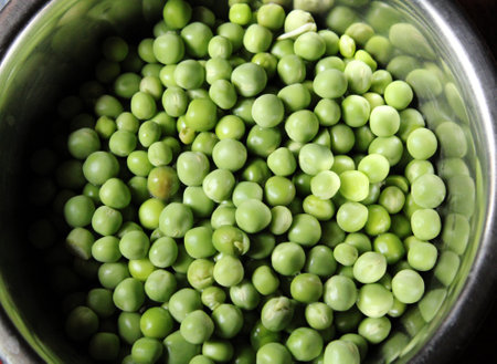 Green peas in a bowl, closeup of photo, local focusの写真素材