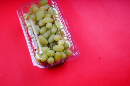 Grapes On Pink Background , Grapes Images , Grapes Photo .a bunch of ripe green grapes on a pink background.の写真素材