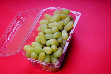 Grapes On Pink Background , Grapes Images , Grapes Photo .a bunch of ripe green grapes on a pink background.の写真素材