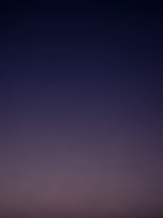 A smooth gradient transitions from deep indigo blue to soft lavender and pale purple across the frame.の素材