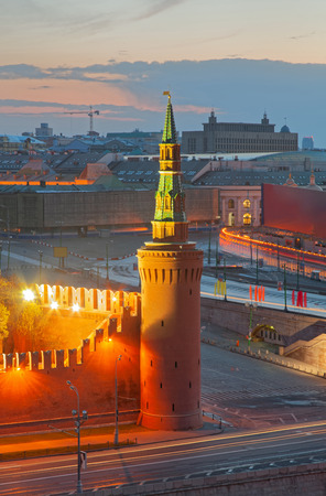 View of the Moscow Kremlin and the Kremlin Embankment at dawn. Tower of the Kremlin - Beklemishevskaya Tower or Moskvoretskaya Towerのeditorial素材