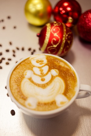 christmas reindeer drawing on latte art coffee cup shot closeupの写真素材