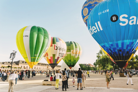 ARANJUEZ, SPAIN - OCTOBER 14, 2017, participants Inflating hot ballon air next to the palace. balloon festival Aranjuez, Spain, Organized by the ballon company.のeditorial素材