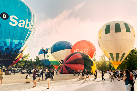 ARANJUEZ, SPAIN - OCTOBER 14, 2017, participants Inflating hot ballon air next to the palace. balloon festival Aranjuez, Spain, Organized by the ballon company.のeditorial素材