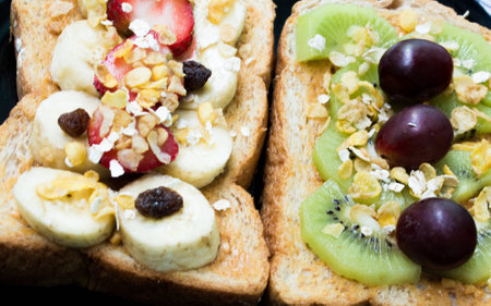 Grain breads peanut butter with fruit on dishの写真素材