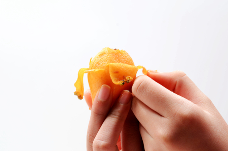 The hands of loquat peelの写真素材