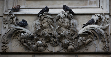 Outdoor sculptural facade of St. Paul's Cathedral in London England with pigeons resting on it.のeditorial素材