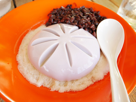 Tofu pudding with red beans