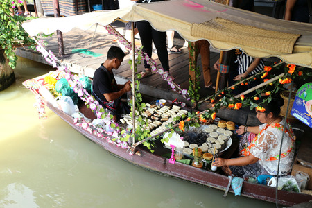 Chonburi - Pattaya , Thailand , October 24 - 2016 : Pattaya Floating Market there is a lot to see and many shops selling food , Thai sweet and souvenirs in Pattaya , Thailandのeditorial素材
