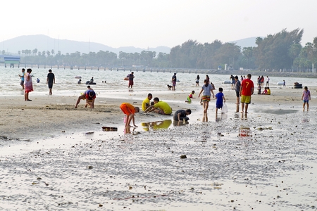 Chonburi Thailand , Feb.11 - 2018 : Thai people come to travel on beach during holiday.のeditorial素材