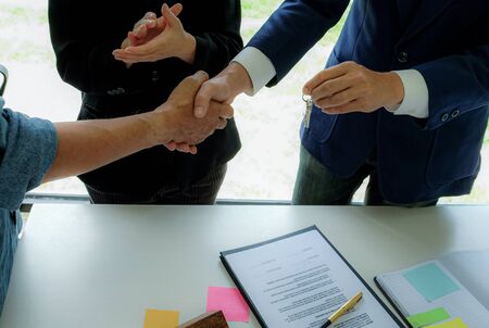 Home sales broker shook hands with customers.の写真素材