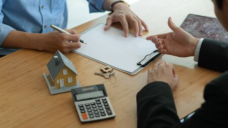 Insurance agents are introducing customers to sign real estate insurance contracts.の写真素材