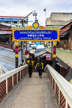 AMPHAWA , THAILAND - SEPTEMBER 22 , 2015 : The View on bridge at Amphawa Floating Market early in the morning in Samut Songkhram, Thailand 22, 2015のeditorial素材