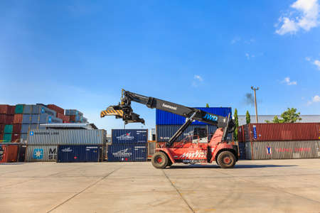 LAEM CHANANG, THAILAND - NOVEMBER 17 , 2015 : The fantuzzi contstacker working at Laem Chabang Industrial Estate early in the morning in Laem Chabang, Thailand 17, 2015のeditorial素材