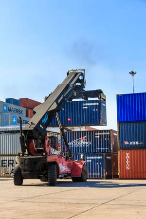 LAEM CHANANG, THAILAND - NOVEMBER 17 , 2015 : The fantuzzi contstacker working at Laem Chabang Industrial Estate early in the morning in Laem Chabang, Thailand 17, 2015のeditorial素材