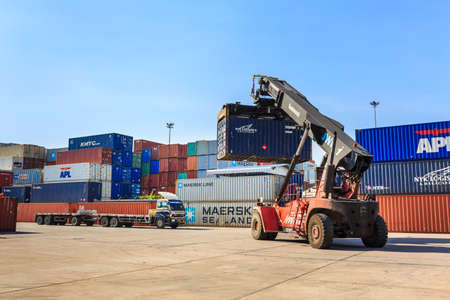 LAEM CHANANG, THAILAND - NOVEMBER 17 , 2015 : The fantuzzi contstacker working at Laem Chabang Industrial Estate early in the morning in Laem Chabang, Thailand 17, 2015のeditorial素材
