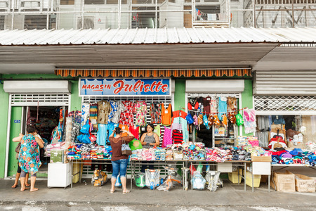 PAPEETE, FRENCH POLYNESIA - OCTOBER 13, 2016 : The fresh market in the town of Papeete early in the morning in Tahiti Papeete, French Polynesiaのeditorial素材