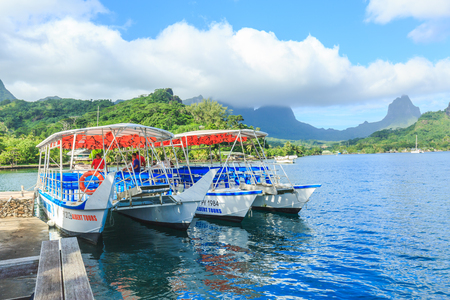 PAPEETE, FRENCH POLYNESIA â DECEMBER 11, 2016 : The Beautiful sea , resort and boat in Moorae Island at Tahiti PAPEETE, FRENCH POLYNESIAのeditorial素材