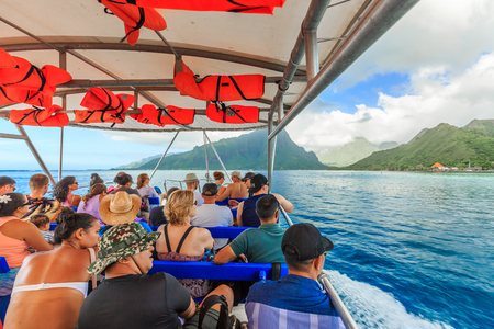 PAPEETE, FRENCH POLYNESIA - MARCH 30, 2016 : The Tourists are visiting a beautiful sea in Moorae Island at Tahiti PAPEETE, FRENCH POLYNESIAのeditorial素材