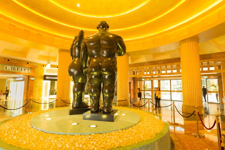 SENTOSA SINGAPORE - APRIL 1,2017 : Fat man and fat woman statue at Resorts World Sentosa on Sentosa Island, Singapore.のeditorial素材