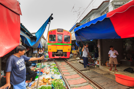 MAEKLONG, THAILAND â JUNE 8, 2017 : The famous railway markets at Maeklong, Samut Songkhram in Thailand.Three times a day the train runs through these stalls.のeditorial素材
