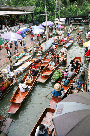 DAMNOEN SADUAK - Oct 3 : Damnoen Saduak Floating Market Featuring many small boats laden with colourful fruits, vegetables and Thai cuisine Oct 3, 2008 in DAMNOEN SADUAK THAILANDのeditorial素材