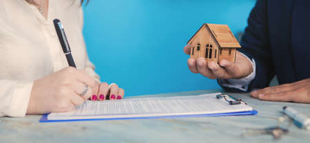 agent sells real estate to a young ladyの写真素材
