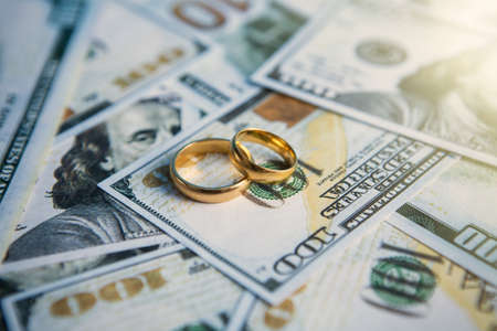 divorce wedding rings lie on the moneyの写真素材
