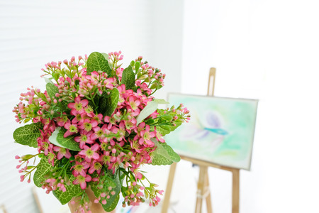 Pink flowers are in a white vase. Placed in the classroom to teach the arts as an example. And beautyの写真素材