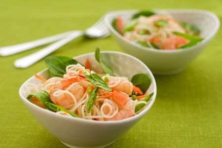 prawn noodle salad with baby spinach ,carrots and sugar snap peasの写真素材
