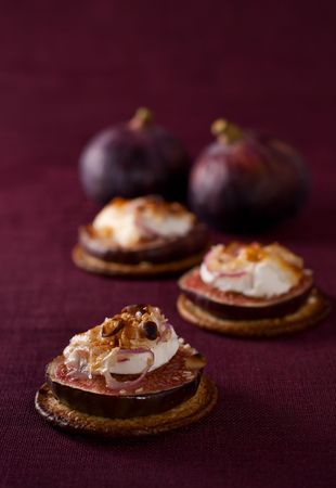 Delicious appetizers topped with goat cheese,fig,nut and sweet onionの写真素材