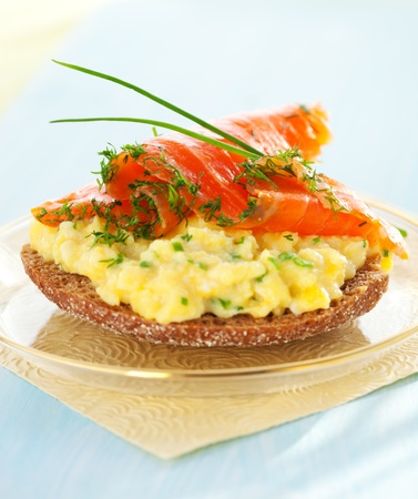 Scrambled egg and smoked salmon on toastの写真素材