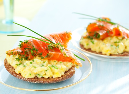 Scrambled egg and smoked salmon on toastの写真素材