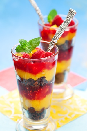 raspberry and peach trifle in glassesの写真素材
