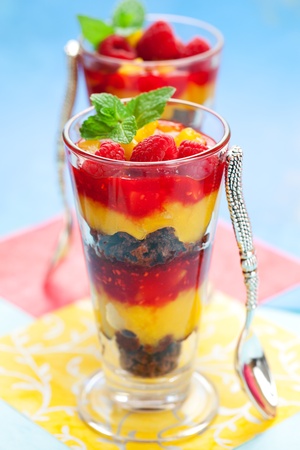 raspberry and peach trifle in glassesの写真素材