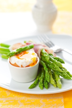 green asparagus with soft-boiled egg and  hamの写真素材