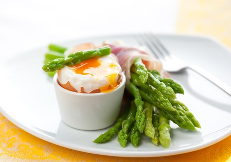 green asparagus with soft-boiled egg and  hamの写真素材