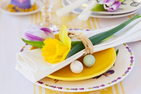 Easter place setting with flowers