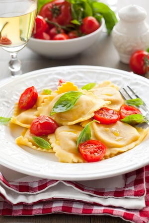 Ravioli with ricotta,tomatoes and basilの写真素材
