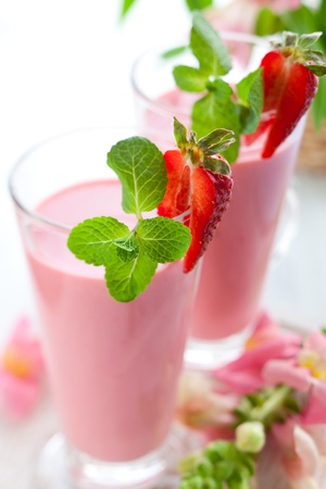 Strawberry smoothie with fresh berriesの写真素材