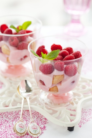 raspberry dessert with cream  and biscuits in glassesの写真素材