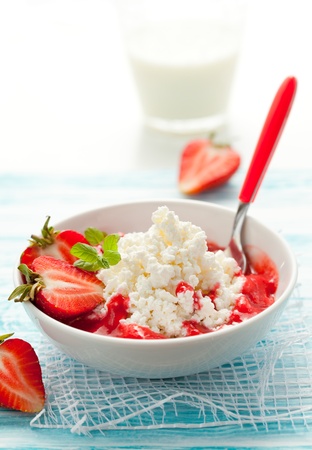 cottage cheese with strawberry sauce and fresh berriesの写真素材