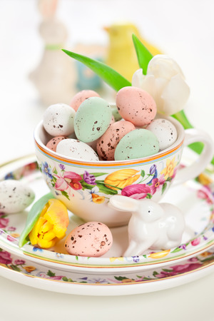 chocolate Easter eggs in bowlの写真素材
