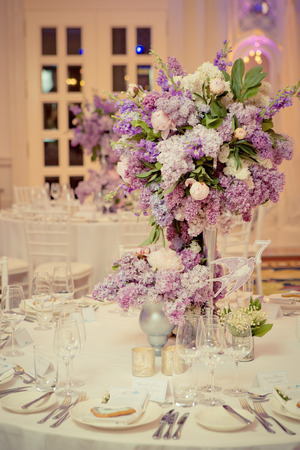 Festive table decoration in Lilac colours  Wedding decorationsの写真素材