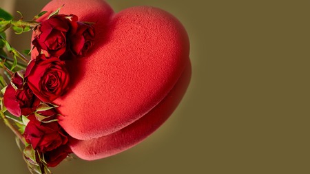 wedding cake in the shape of heart with rosesの写真素材