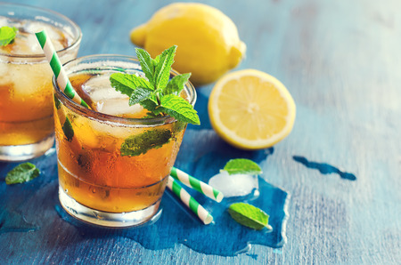 Fresh cold iced tea, lemon and mint cocktail, refreshing summer drink copy space backgroundの写真素材