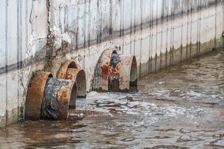 Three sewers poured dirty water in the reservoir