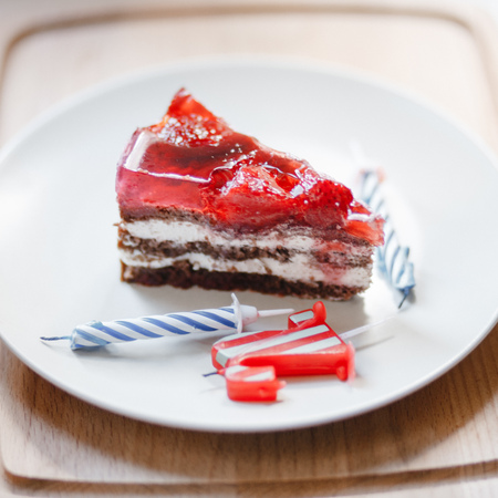 piece of cake and two candles, candle number two, 2の写真素材