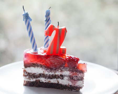 piece of cake and two candles, candle number two, 2の写真素材