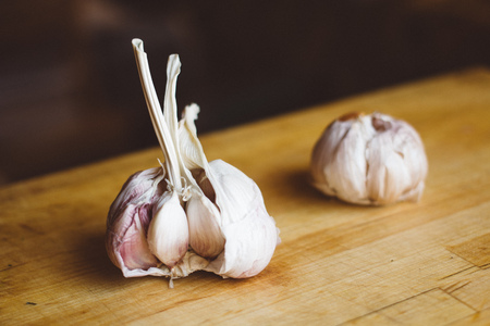 close up the garlic on a wooden cutting boardの写真素材